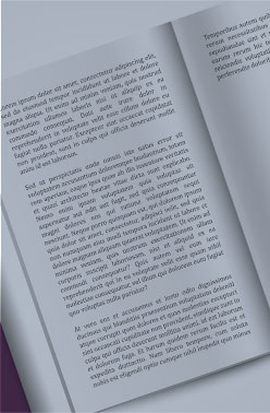 Image d'un livre ouvert avec un zoom sur une page de texte sur un livre imprimé en noir et blanc.